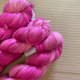 RASPBERRY - Hand dyed DK yarn 100g/225M superwash merino
